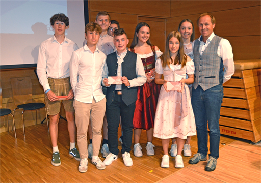 Die erfolgreichen Schülerinnen und Schüler der Abschlussklassen an der Mittelschule Kitzbühel