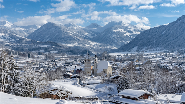 Stadtansicht von Kitzbühel im Winter